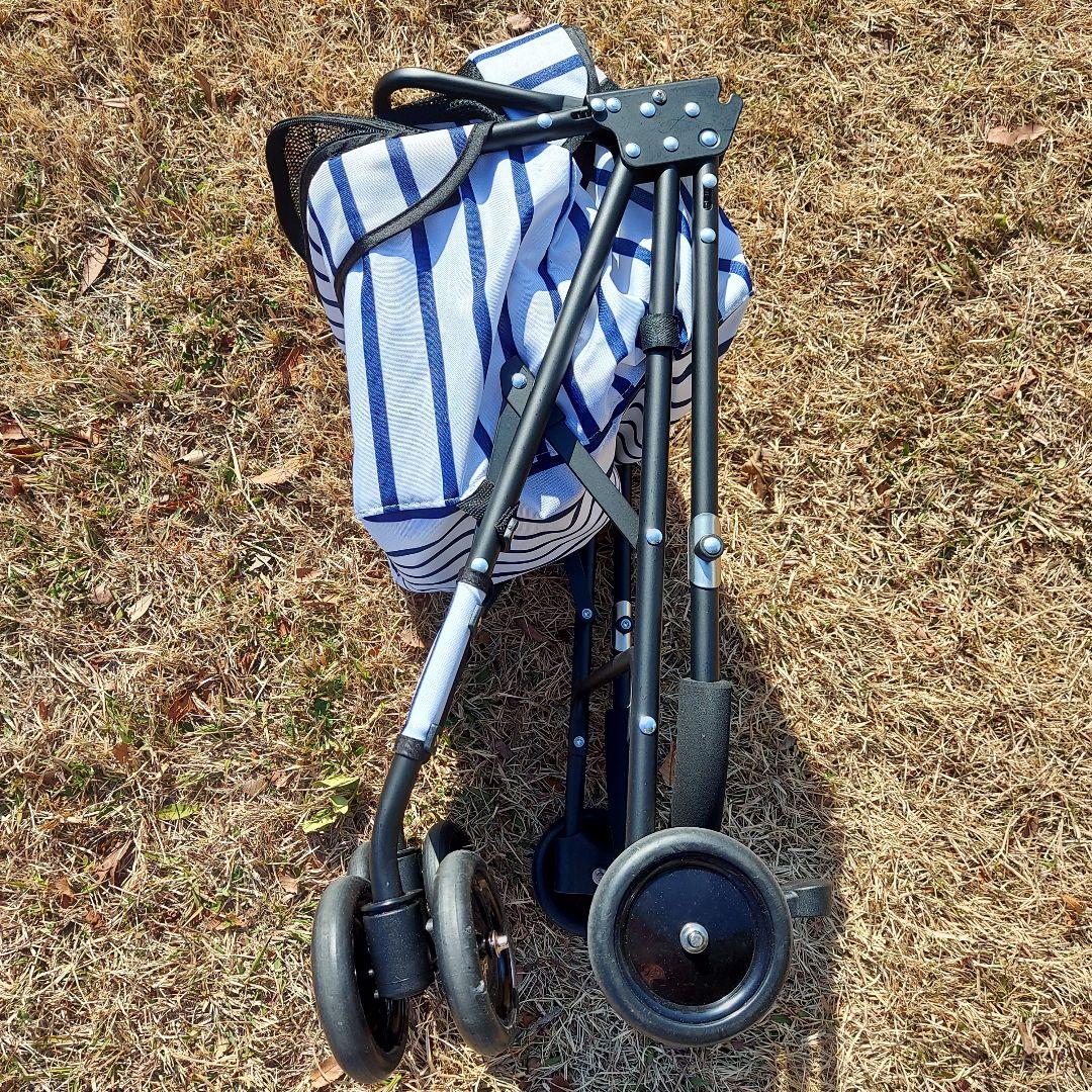 ４輪でもコンパクトに畳める軽量ペットカート