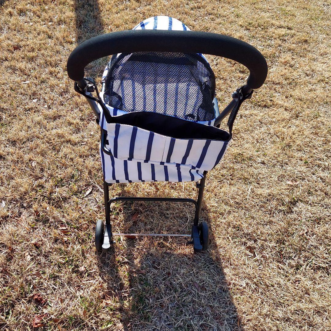 ４輪でもコンパクトに畳める軽量ペットカート