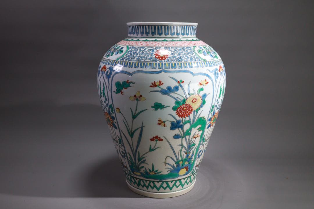 有田焼　柿右衛門様式　色絵七宝花唐草三方花卉図　大壷　BE931