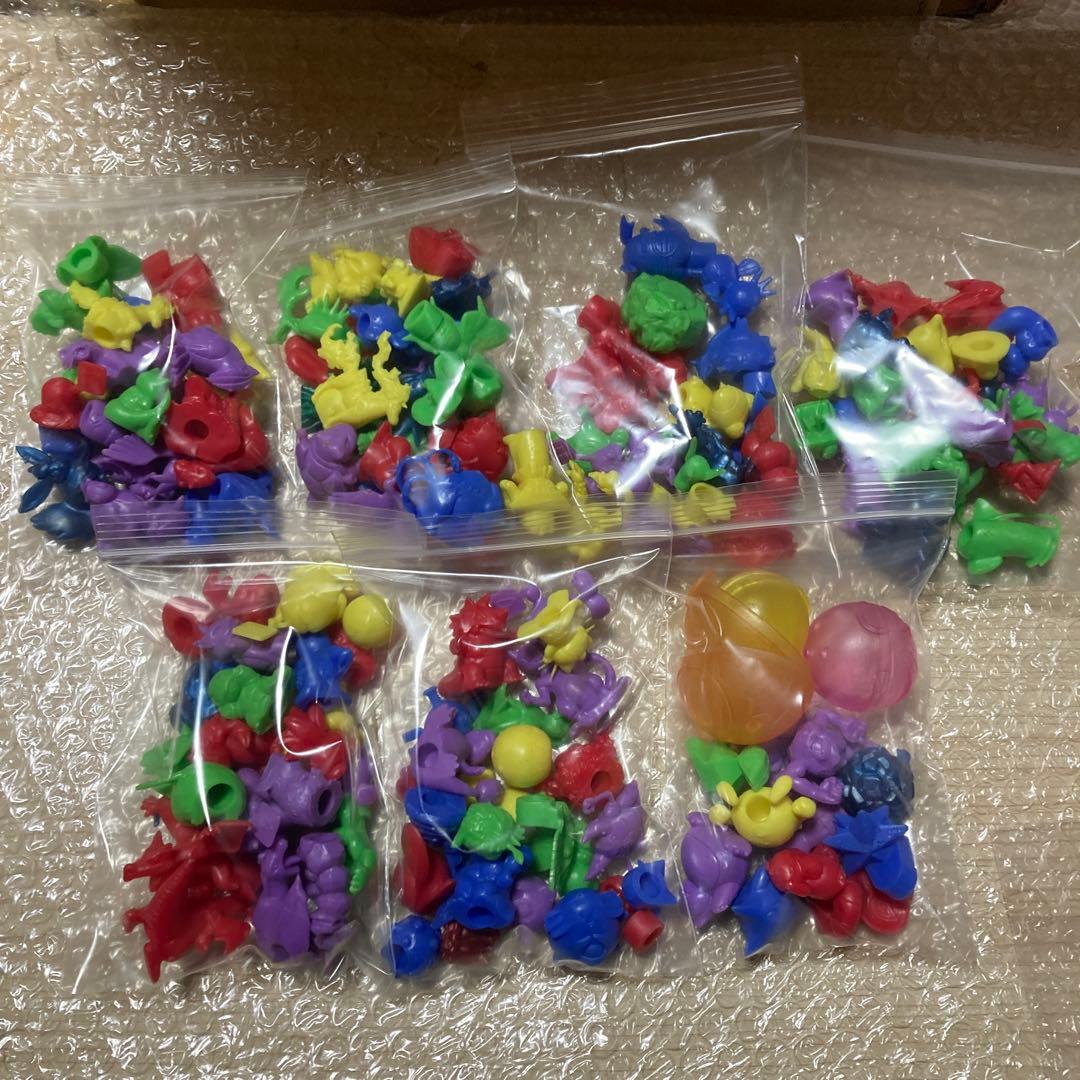 ポケモンガチャ　塩ビ人形消しゴムフィギュア大量セット151体￼➕ピッピ人形ボール