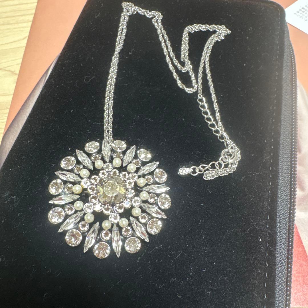 FOXEY クリスタルとパールの花形ペンダント