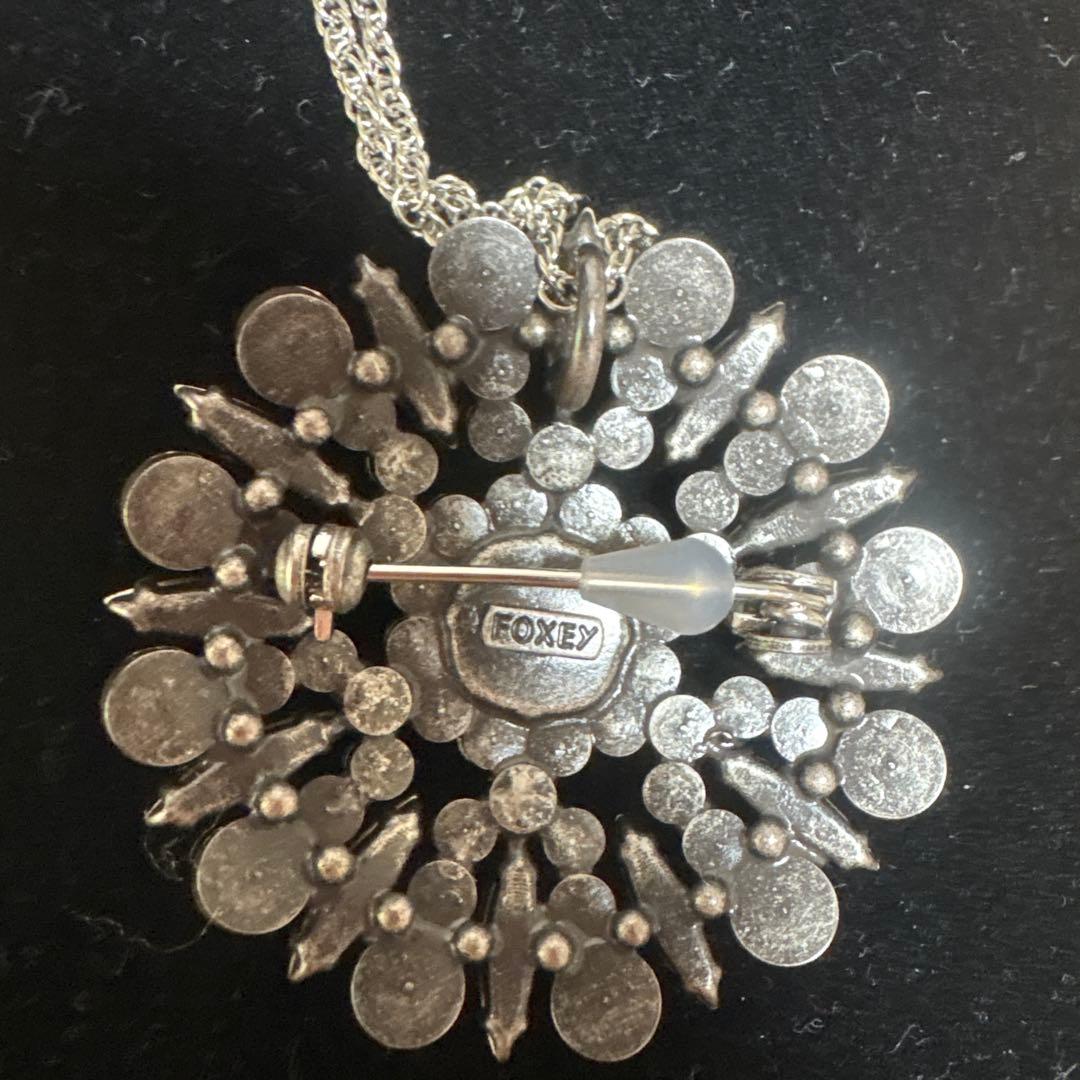 FOXEY クリスタルとパールの花形ペンダント