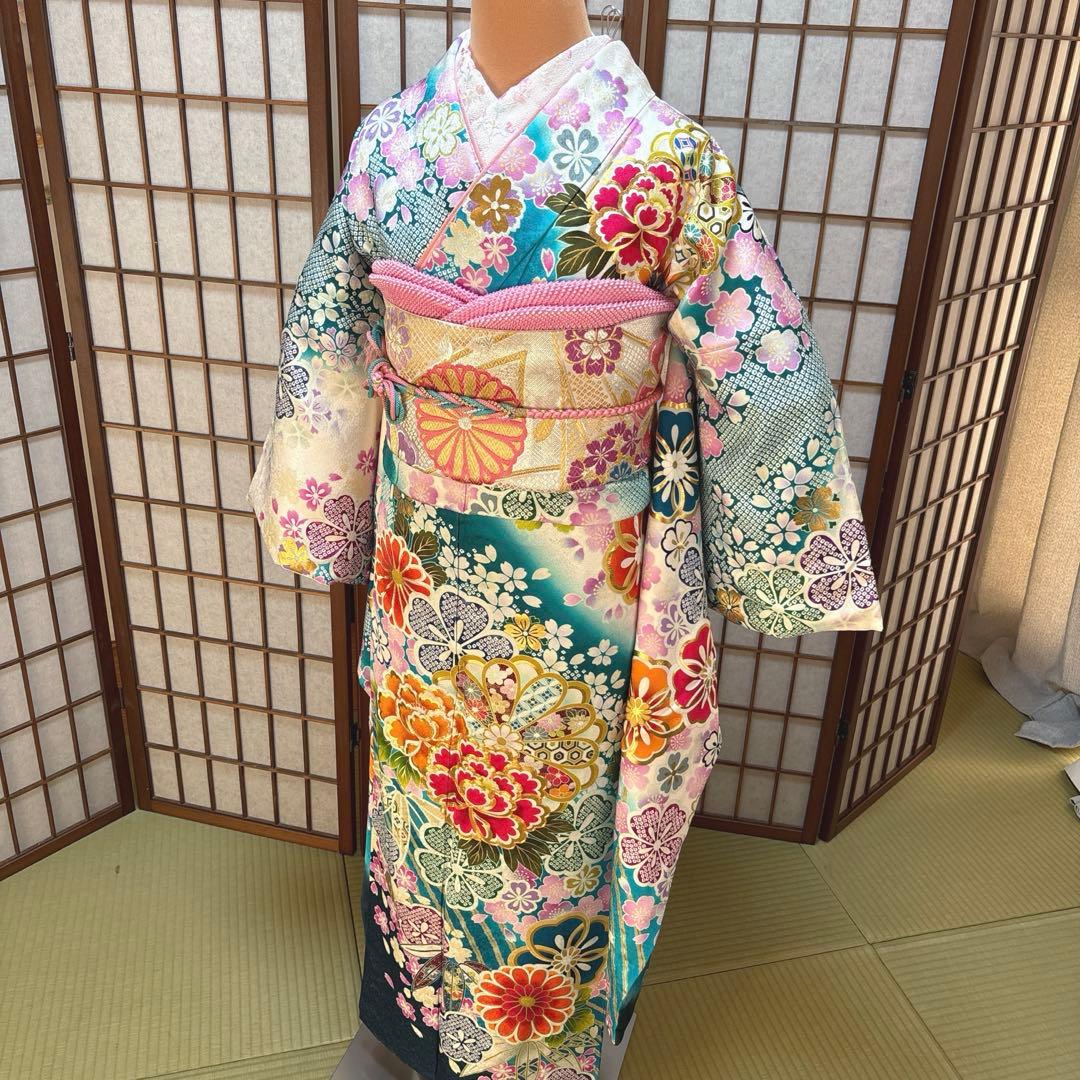 振袖フルセット　花柄　白地にブルーグリーンとピンクの花柄