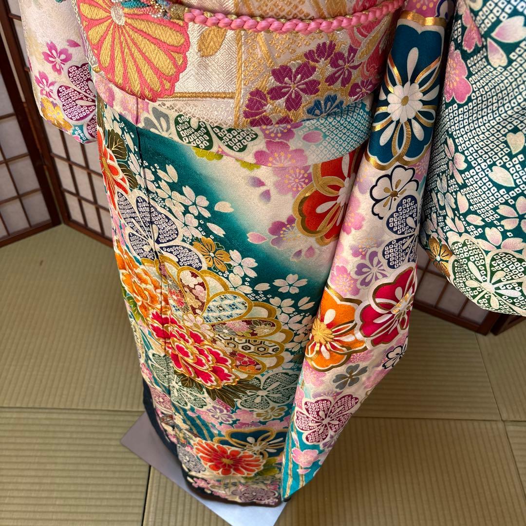 振袖フルセット　花柄　白地にブルーグリーンとピンクの花柄