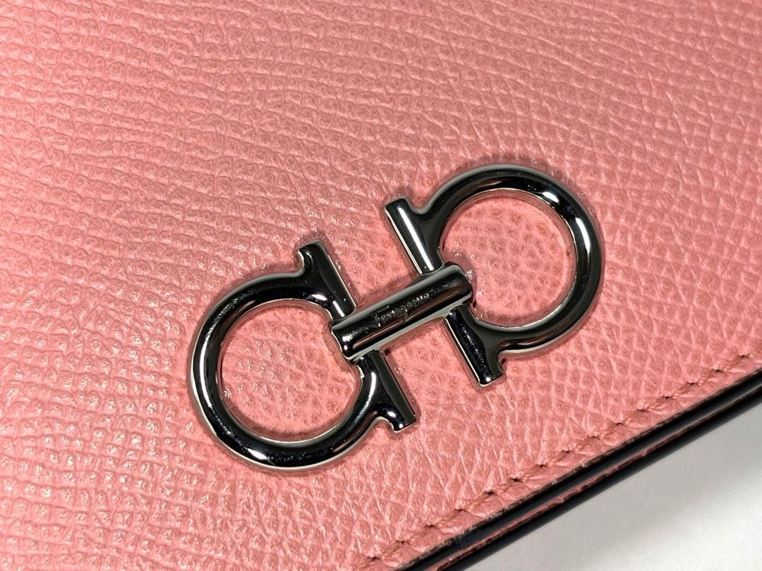 【良品】サルヴトーレフェラガモ　二つ折り財布