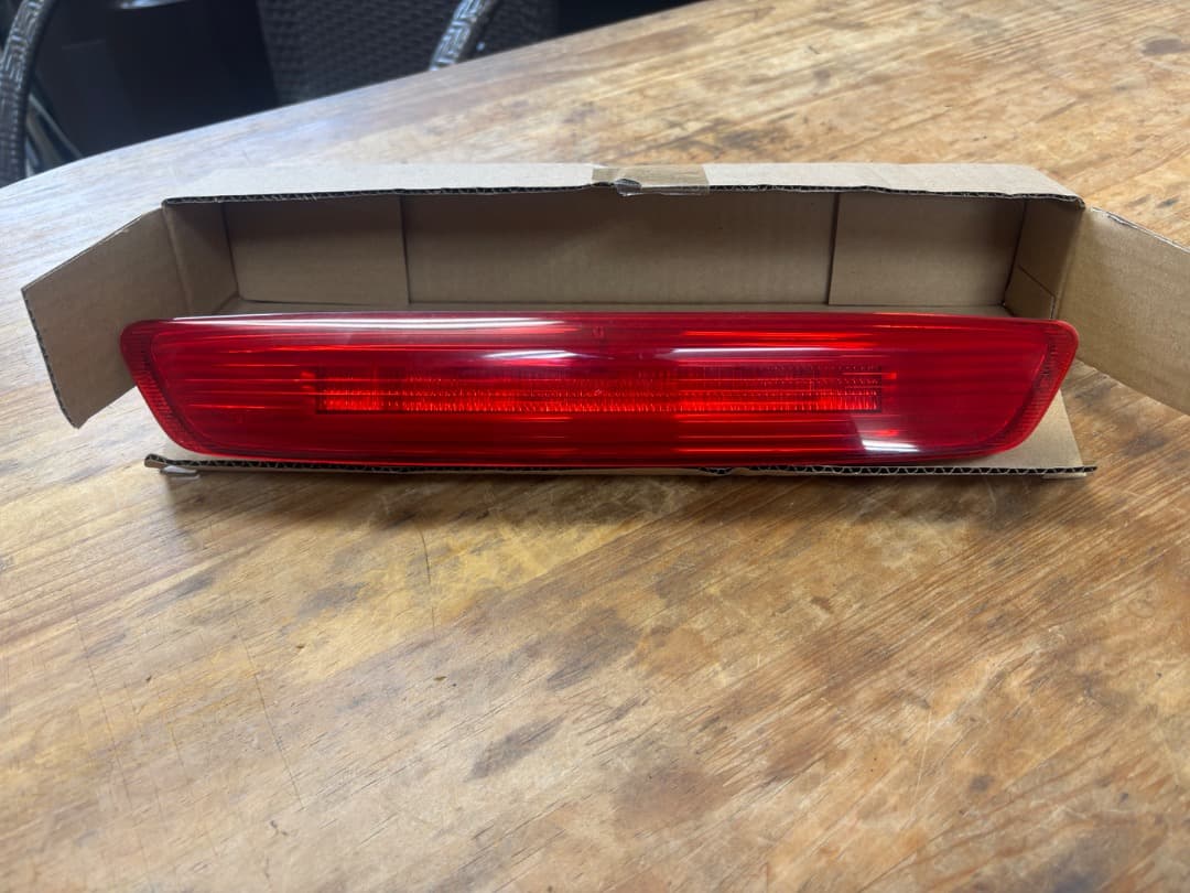 キャラバン NV350 ハイマウントストップランプ