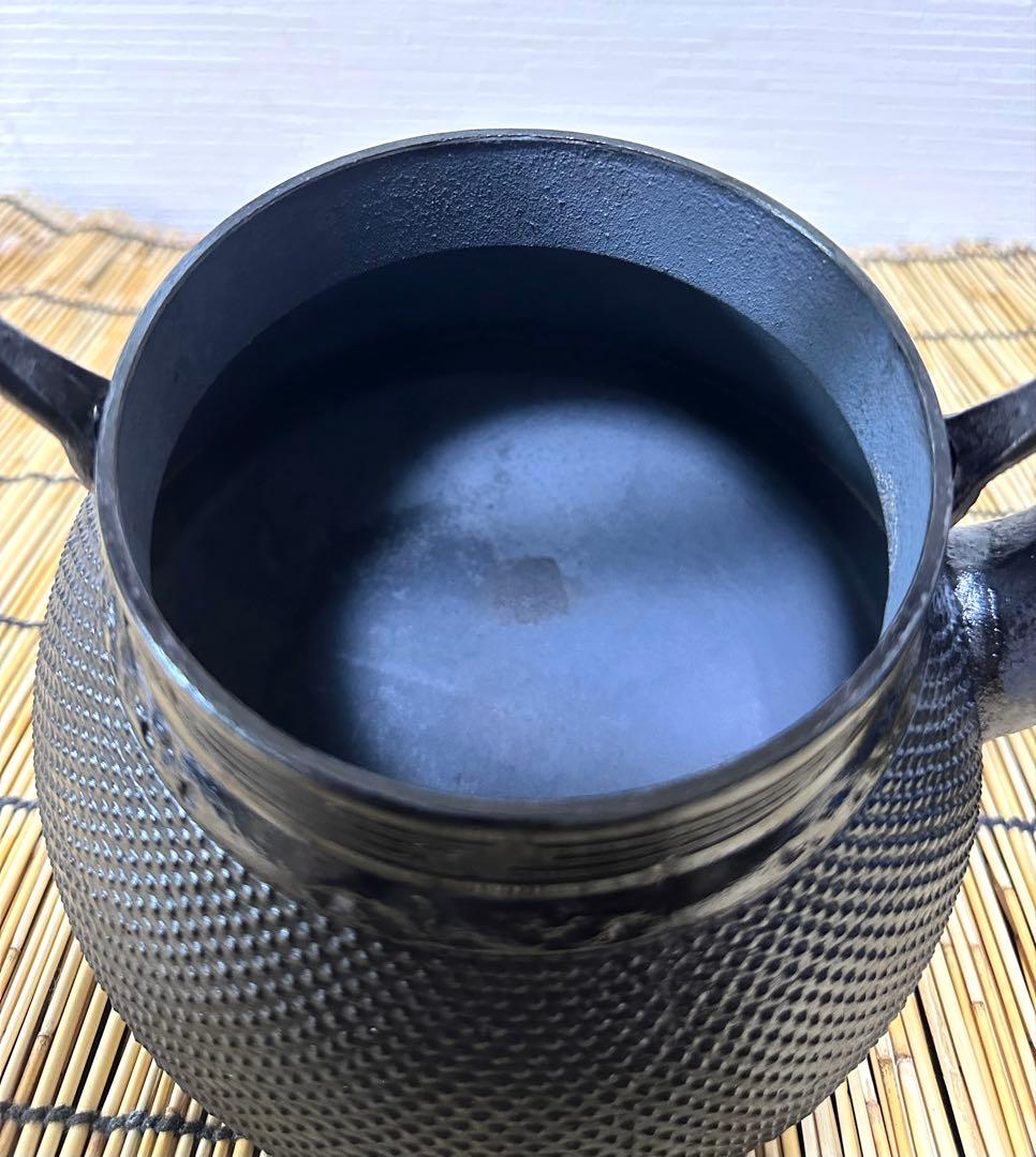 新品、供箱等付属品付　南部岩鋳四代目清末作 　真作保証　１８型アラレ　南部鉄瓶