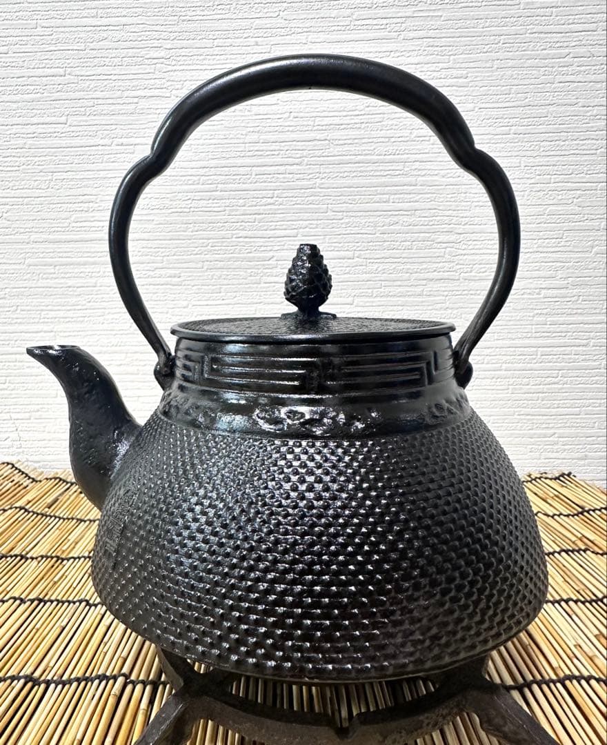 新品、供箱等付属品付　南部岩鋳四代目清末作 　真作保証　１８型アラレ　南部鉄瓶