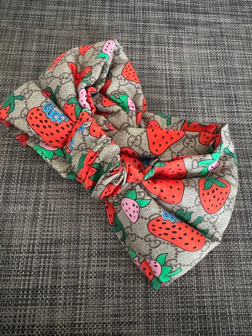 Gucci イチゴ柄 ヘアバンド Mサイズ　ストロベリー