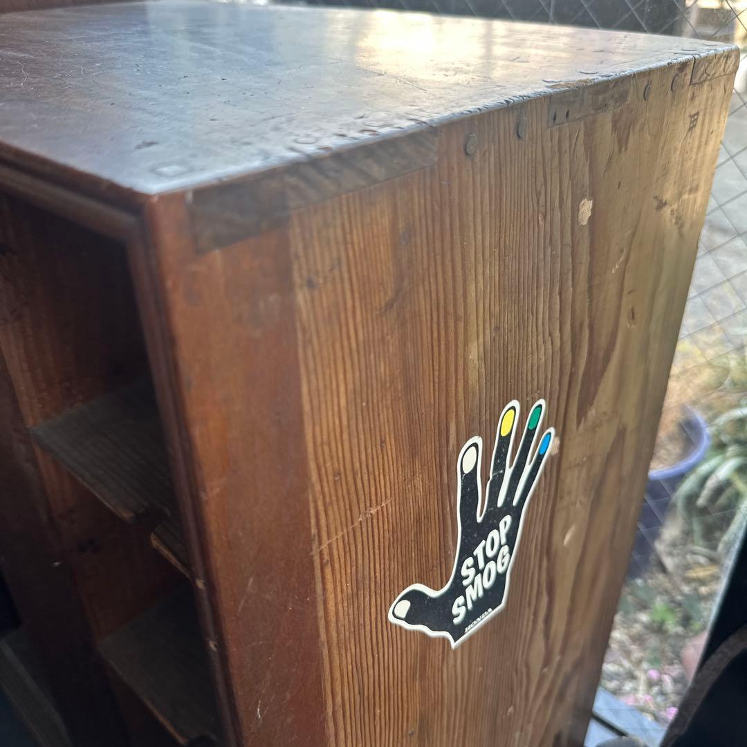 木製棚タンス、本棚　STOP SMOGステッカー