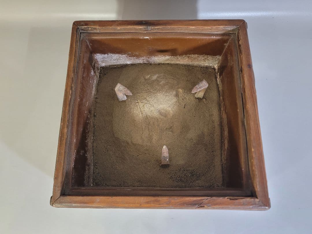 DT597 侘び寂び 古材 舟板 四方 火鉢 五徳付 古民具