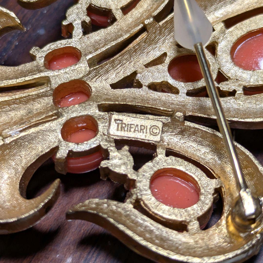 TRIFARI　エンブレムデザイン　ブローチ