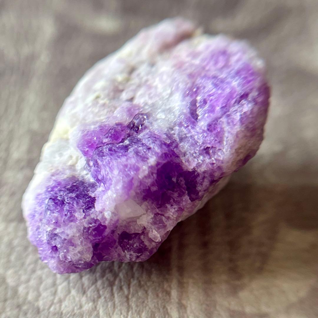 レア ハックマナイト 特大 105.45ct 未処理 蛍光 原石 天然石 鉱物