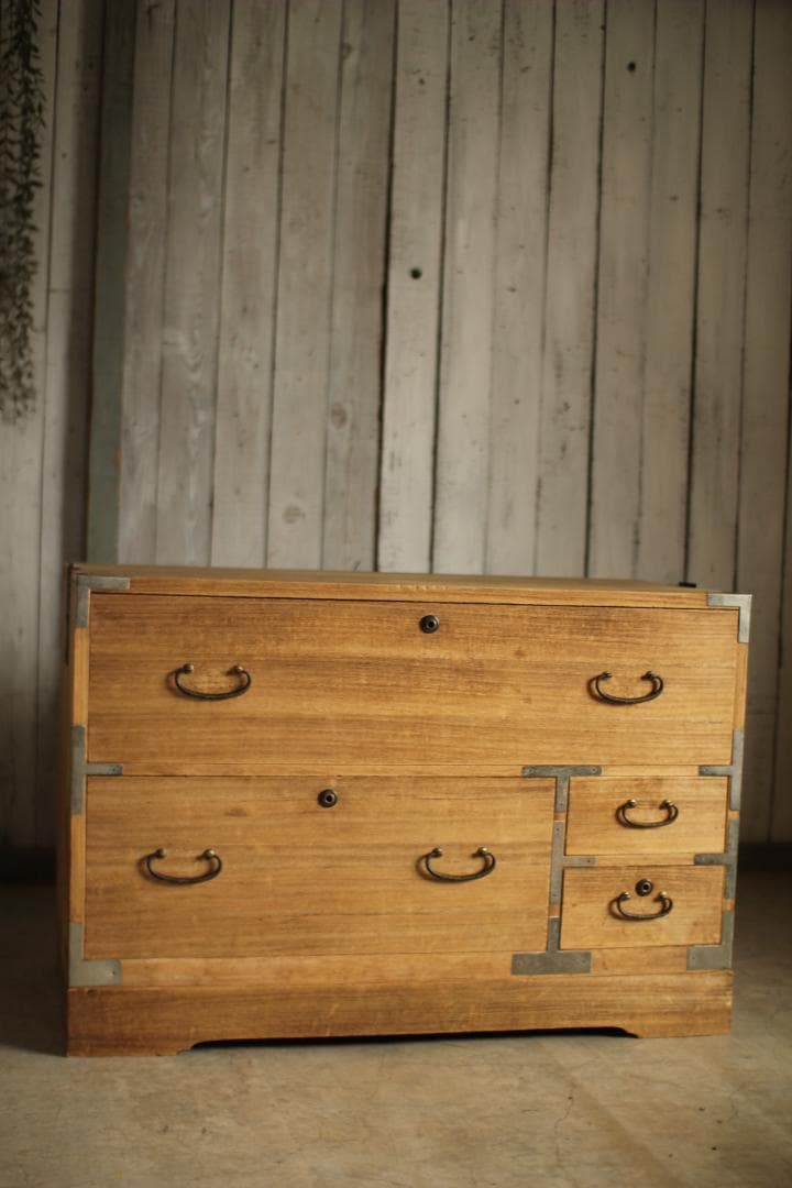古い木製の引き出し4杯　チェスト　桐箪笥　昭和レトロ　タンス　古家具　古民家