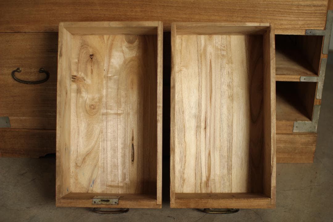 古い木製の引き出し4杯　チェスト　桐箪笥　昭和レトロ　タンス　古家具　古民家