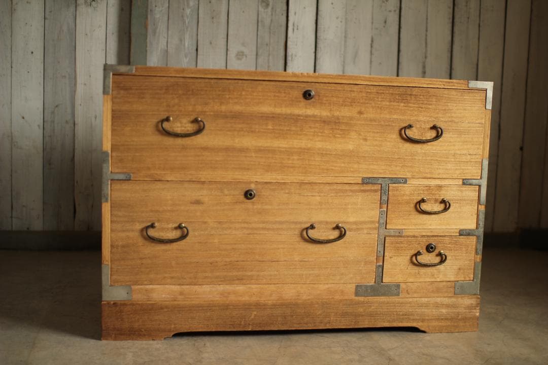古い木製の引き出し4杯　チェスト　桐箪笥　昭和レトロ　タンス　古家具　古民家