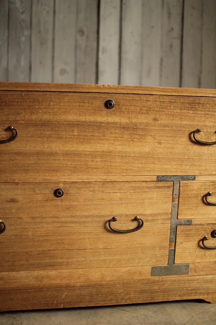 古い木製の引き出し4杯　チェスト　桐箪笥　昭和レトロ　タンス　古家具　古民家