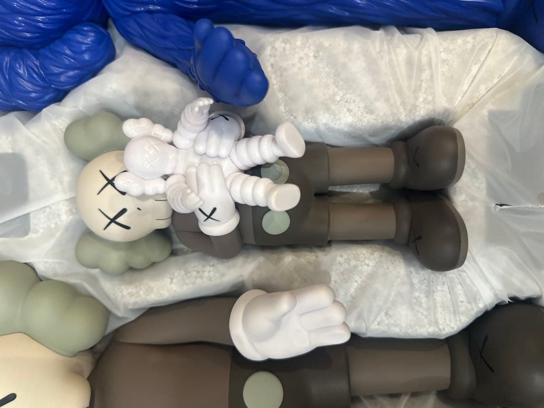 kaws family brown カウズ フィギュア