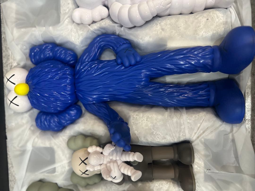 kaws family brown カウズ フィギュア