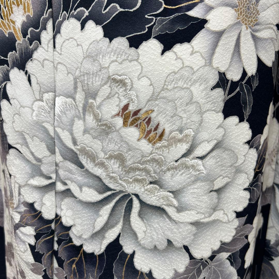 シックな紺地と白の染め分けの牡丹の振袖セット