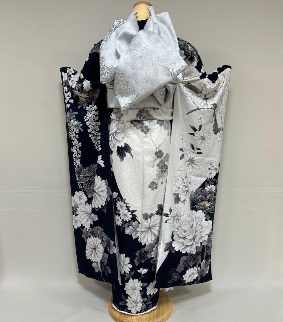 シックな紺地と白の染め分けの牡丹の振袖セット