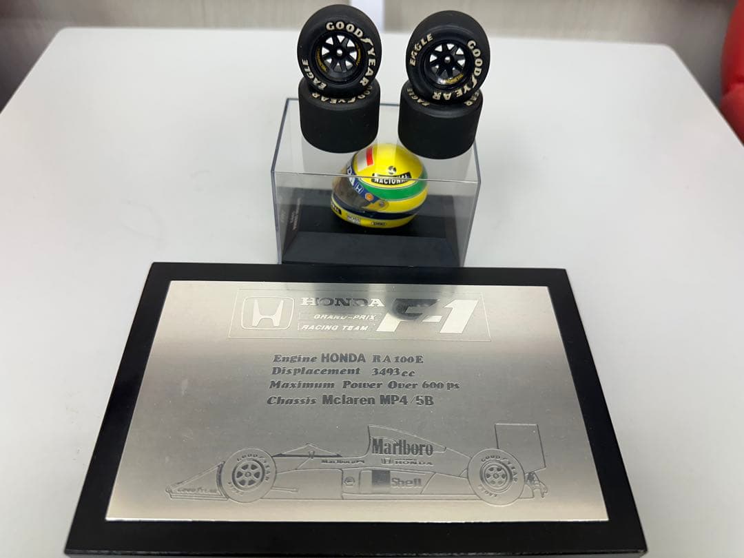 Ayrton Senna 1992 ヘルメット、HONDAF1記念盾セット