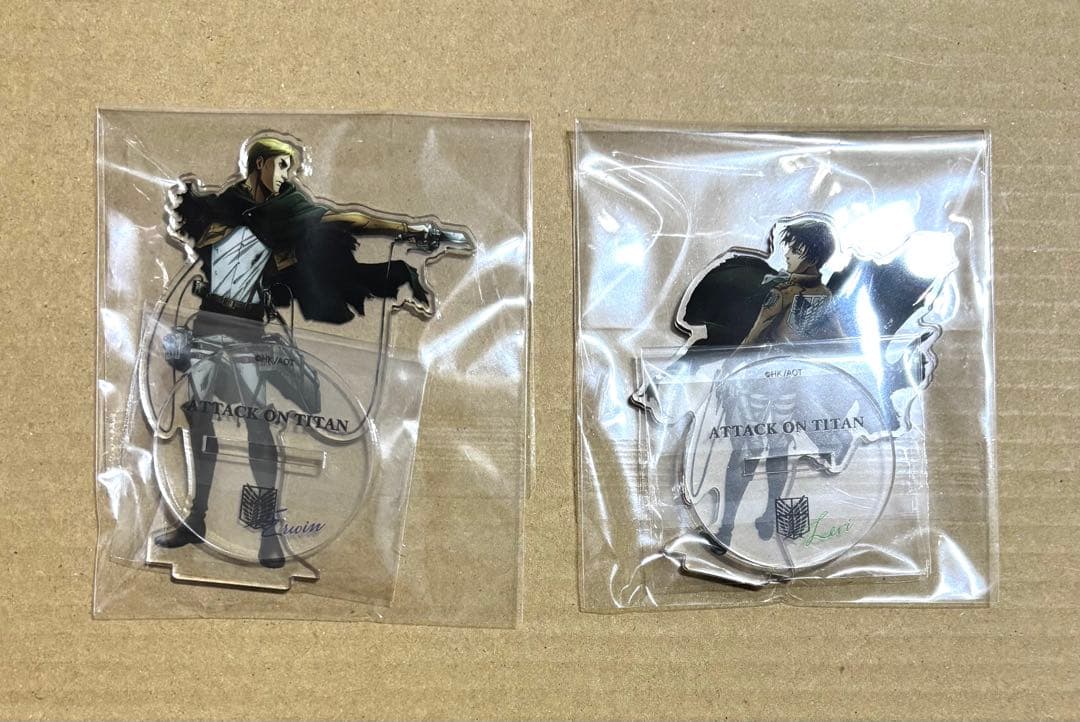 進撃の巨人　エルヴィン　リヴァイ　アクリルスタンド コミケ限定　きゃらぐま