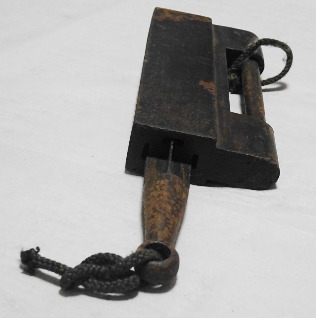 古鍵 錠前 14.5cm 抜き差し可能 カギ 江戸時代 戦前 蔵 倉庫錠 鍵付き