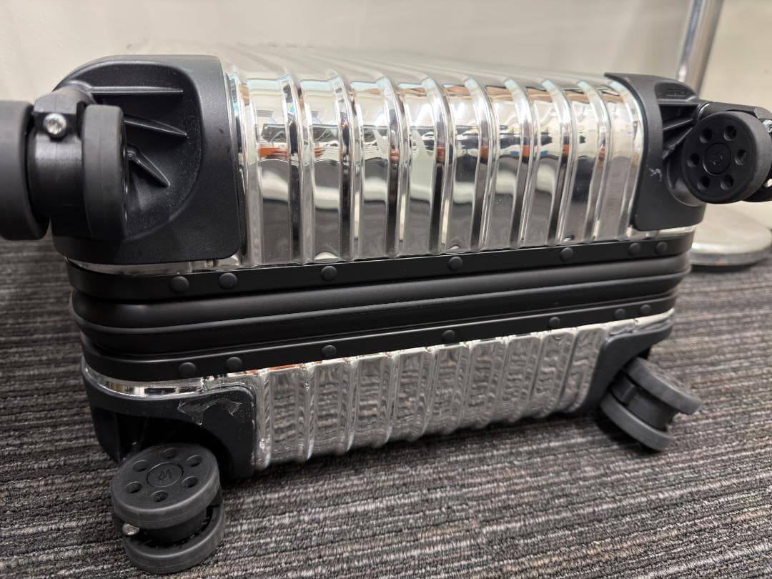 RIMOWA×MONCLER 限定発売キャリーケース 機内持ち込み可能