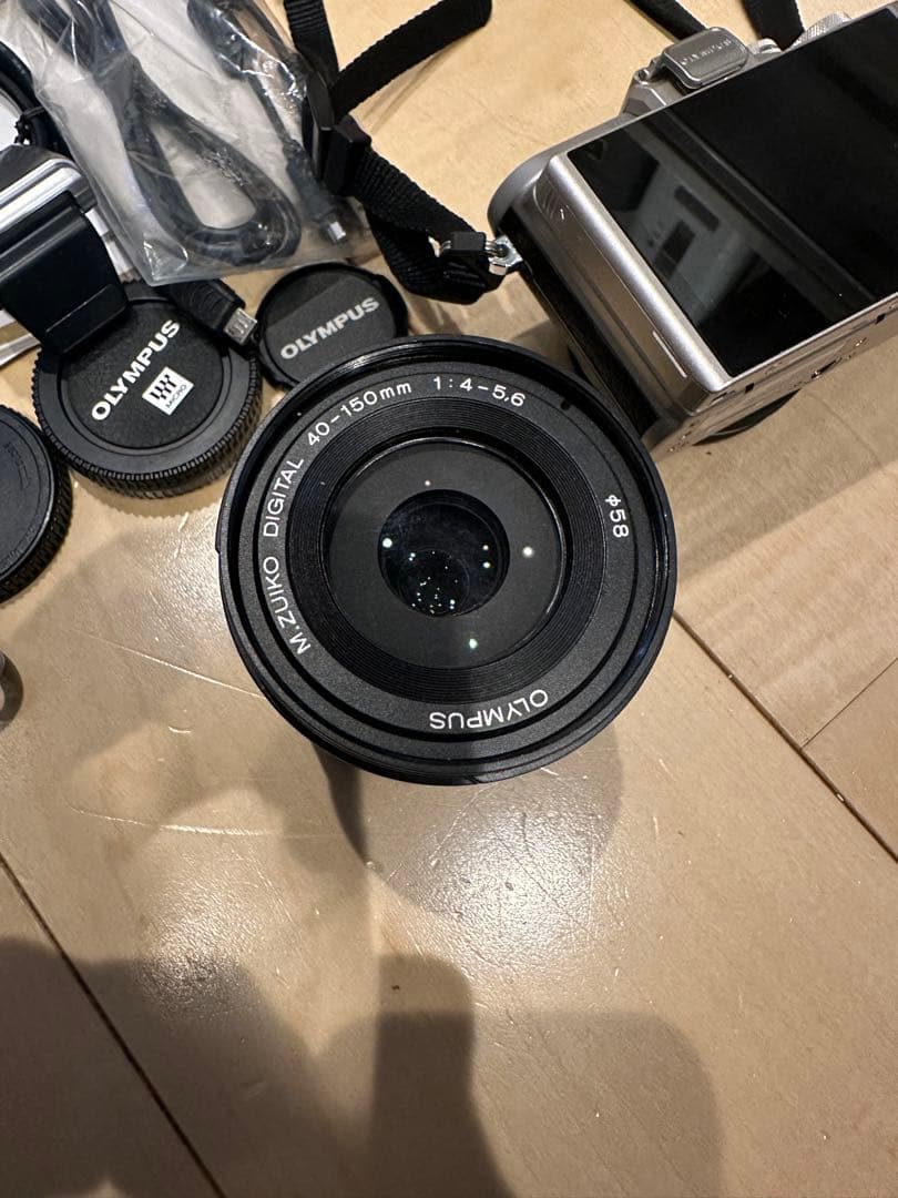 OLYMPUS E-PL8本体とレンズ