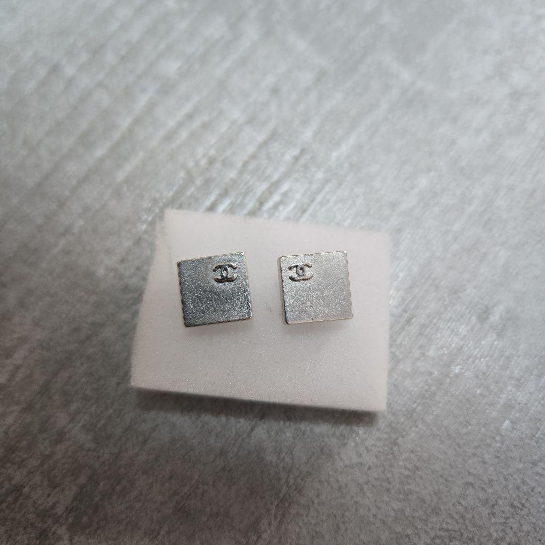 シャネルピアス（片耳差し込み棒グラグラ）