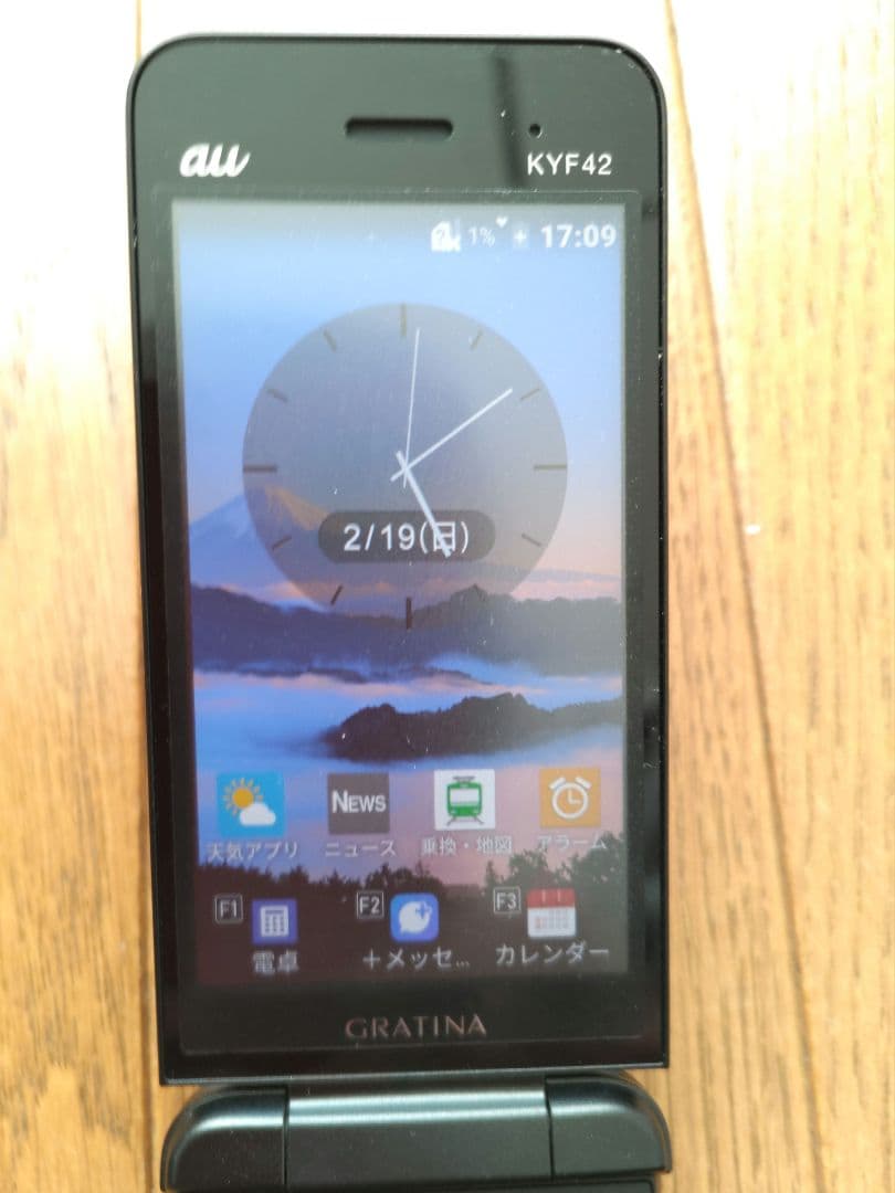 ★タピオカカポ★　GRATINA KYF42 ブラック　携帯電話