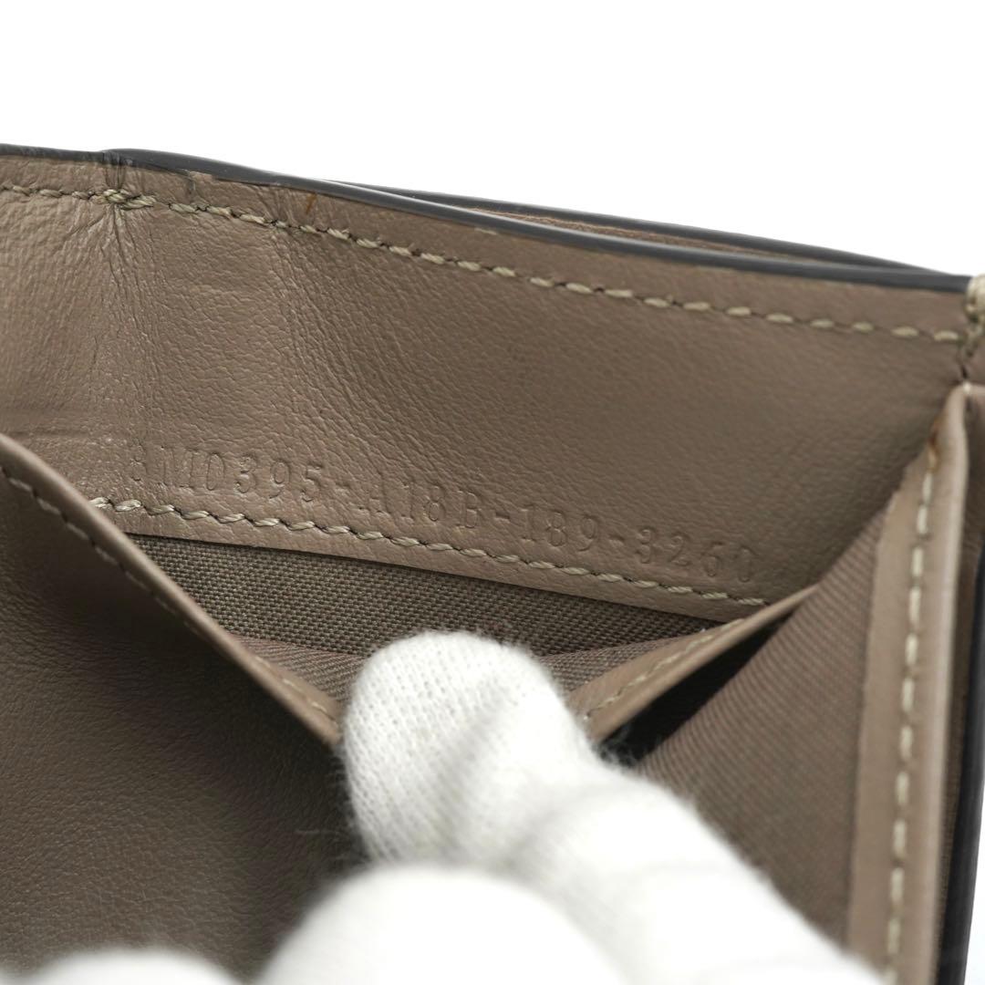 ✨プレゼント✨　FENDI ミニ財布　エフイズ　Fロゴ　三つ折り エンボスロゴ