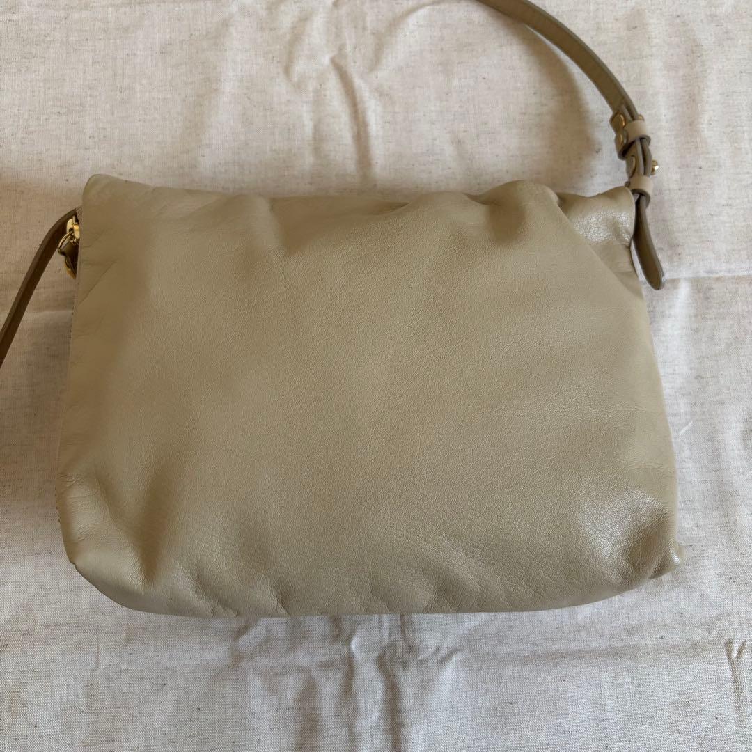 gemeil russet レザーミニショルダーバッグ ベージュ 斜め掛けバッグ