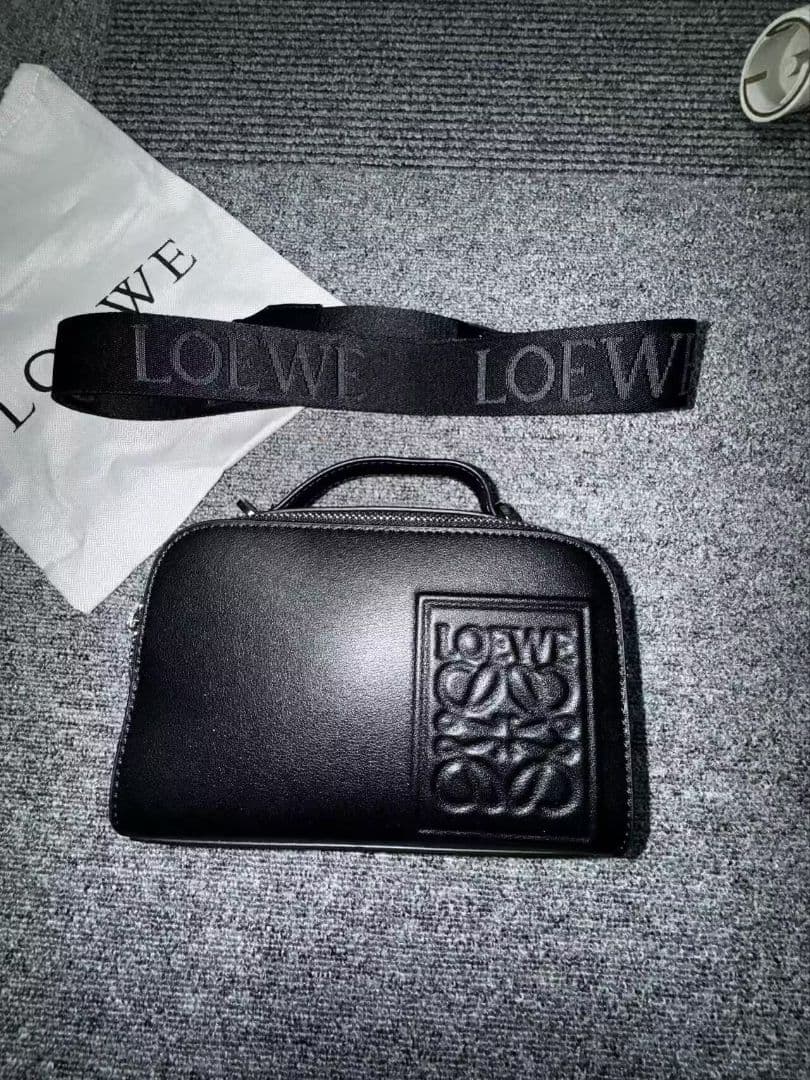 LOEWE ブラックレザー ボディバッグ