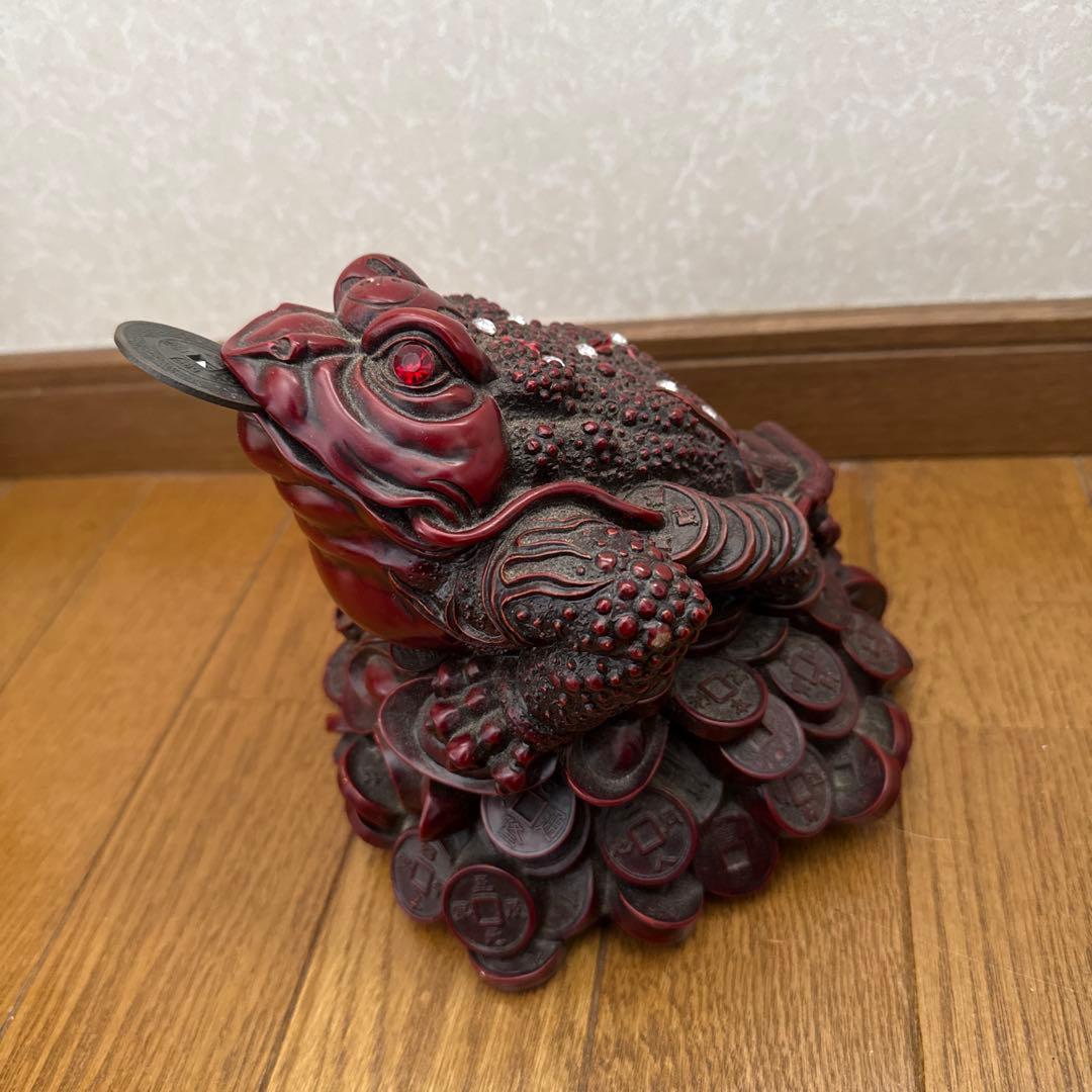 赤色カエル型置物 装飾付き