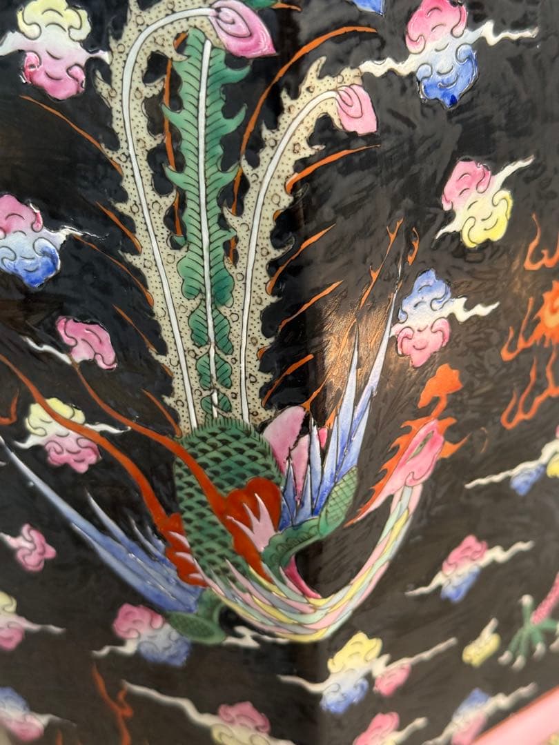 中国　大清乾隆年製銘　黒地粉彩龍鳳紋角瓶　右　高さ47.0cm 送料込み0106