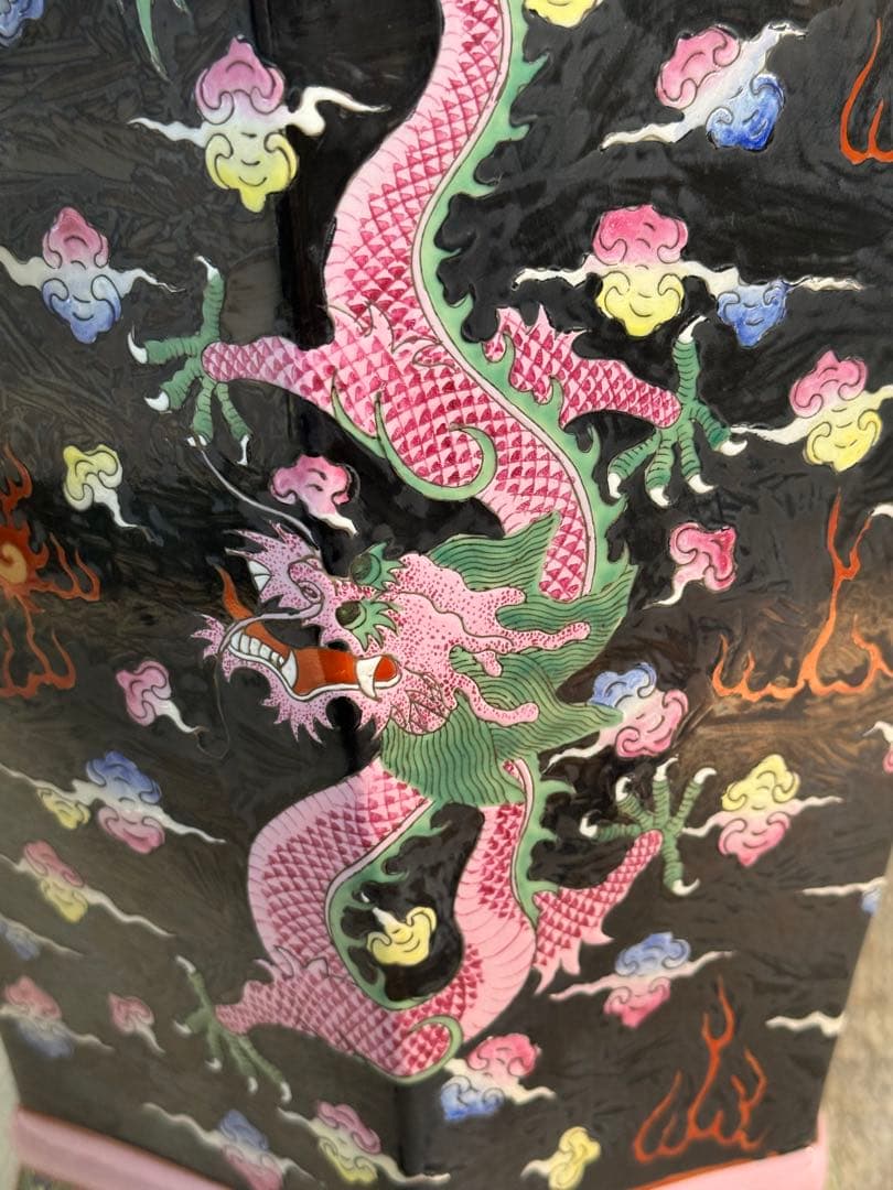 中国　大清乾隆年製銘　黒地粉彩龍鳳紋角瓶　右　高さ47.0cm 送料込み0106