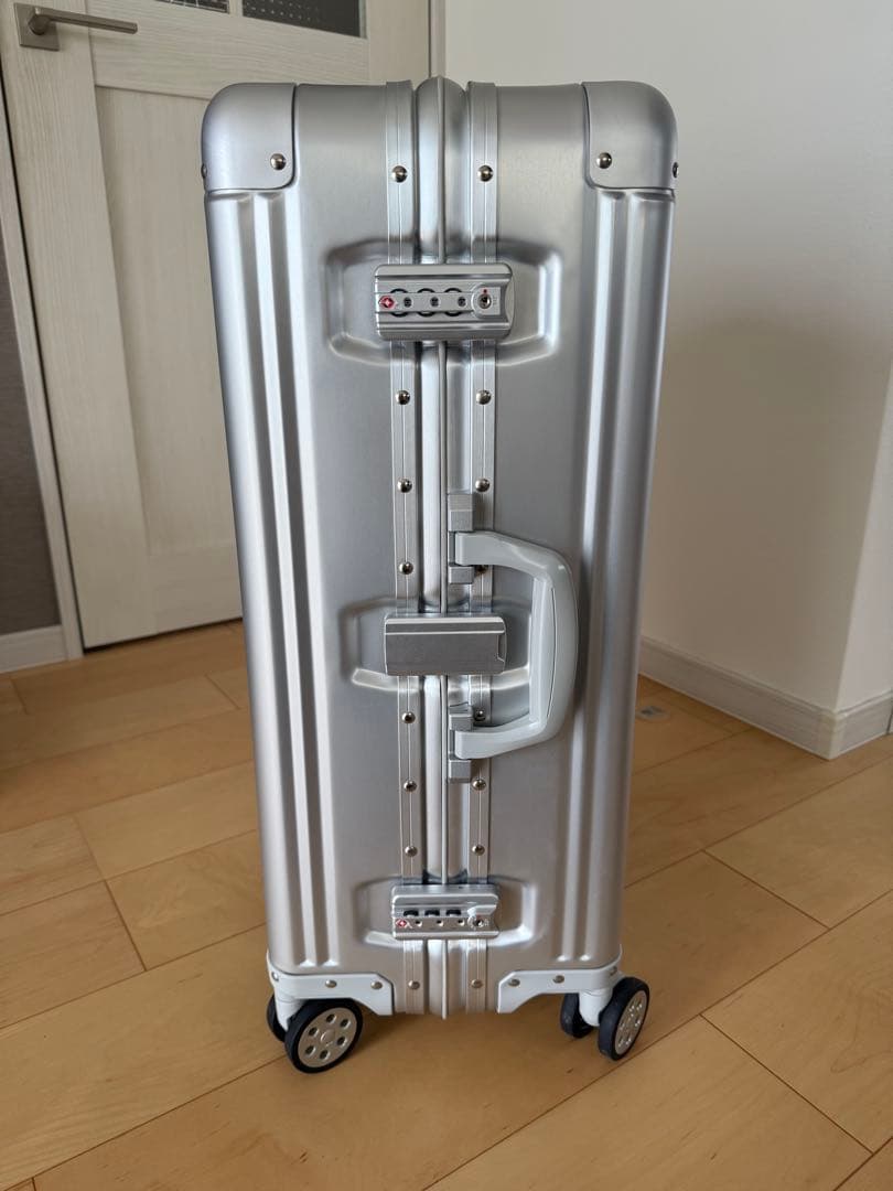 新品未使用Mercedes シルバーキャリーケース65L