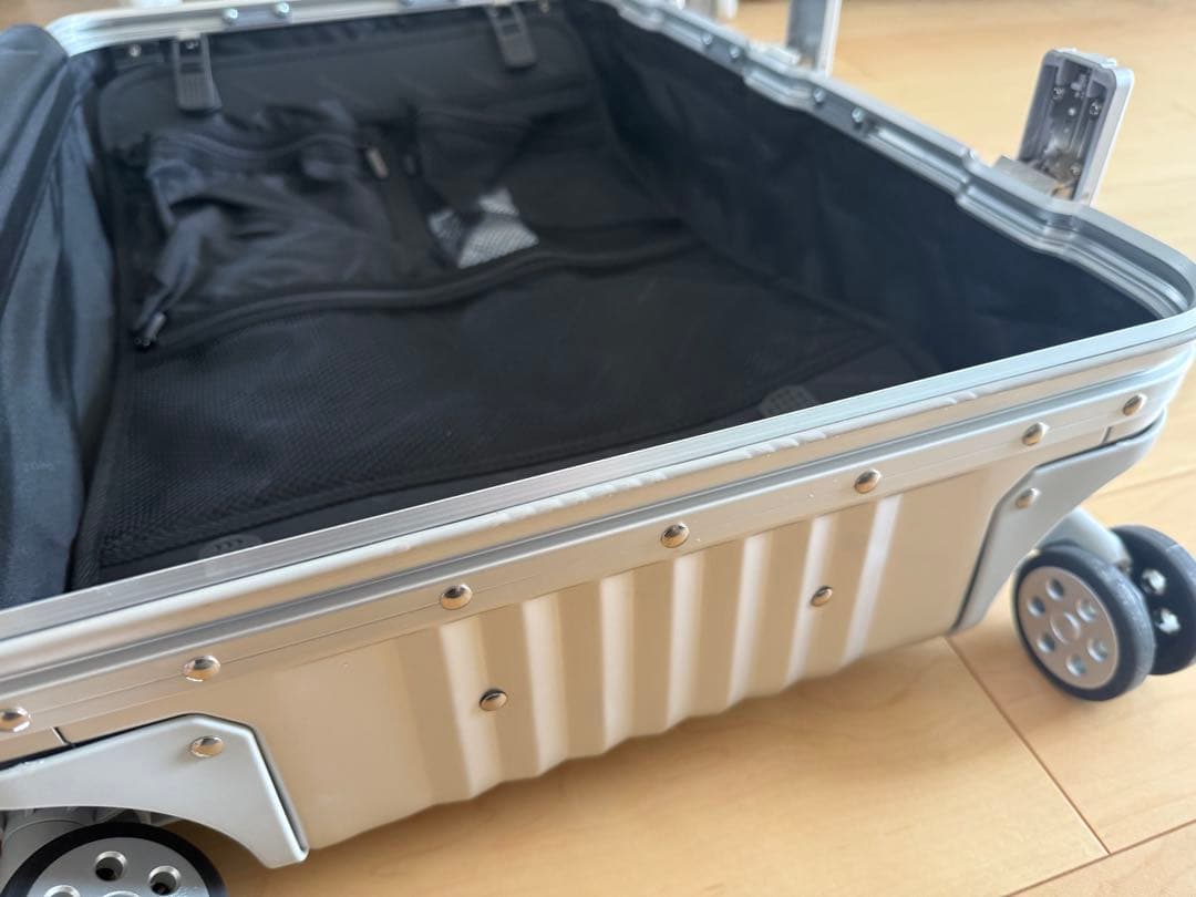 新品未使用Mercedes シルバーキャリーケース65L