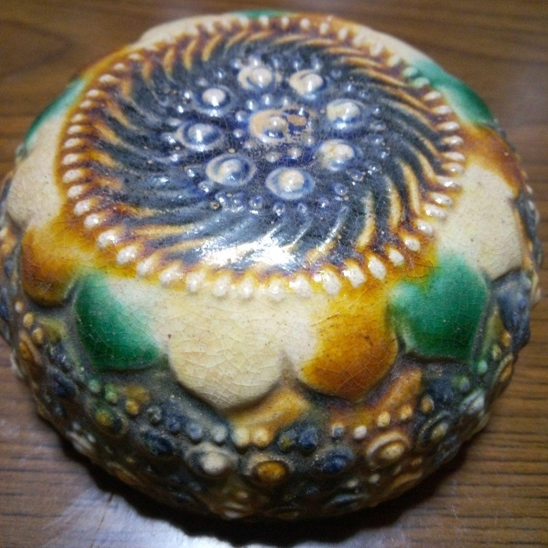 唐三彩　装飾的な模様の陶器の器