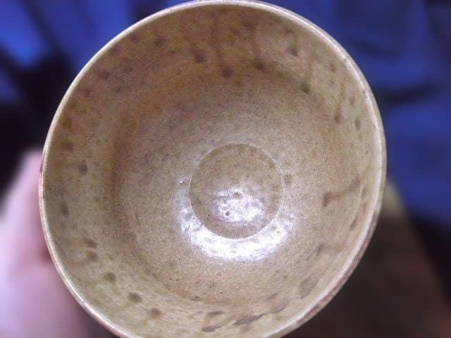 状態の良い黄瀬戸茶碗です。銘は雪月、柳営御物、玄々斎の花押が描かれています。