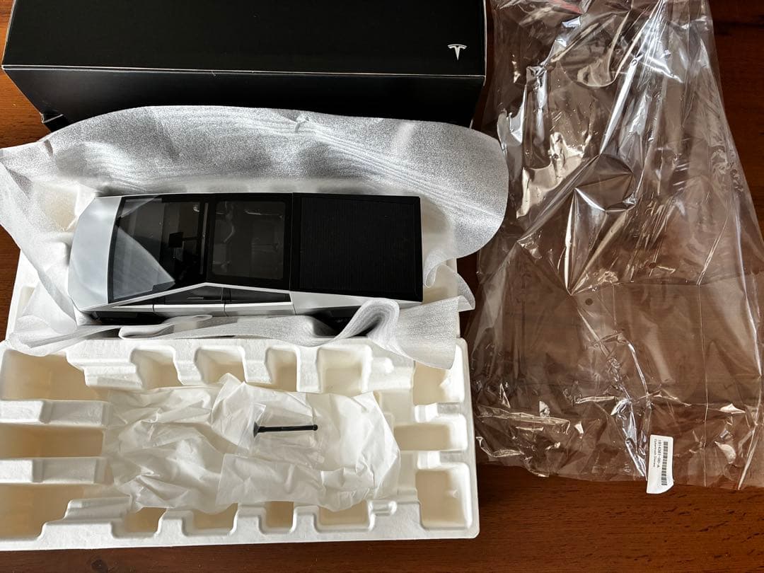 テスラ ミニカー Cybertruck サイバートラック1:18 TESLA