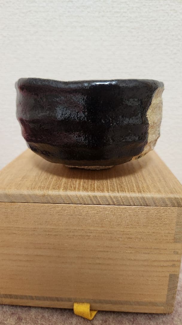 伊曽嶋窯　黒織部写茶碗　谷古石香作　堀内宗完（兼中斉）書付　(共箱)
