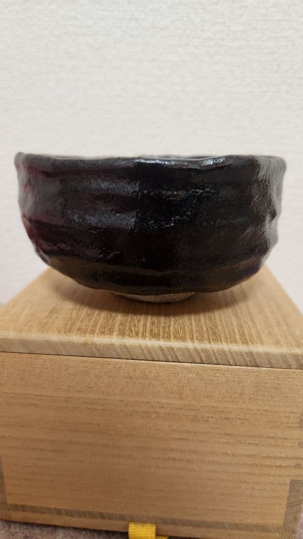 伊曽嶋窯　黒織部写茶碗　谷古石香作　堀内宗完（兼中斉）書付　(共箱)