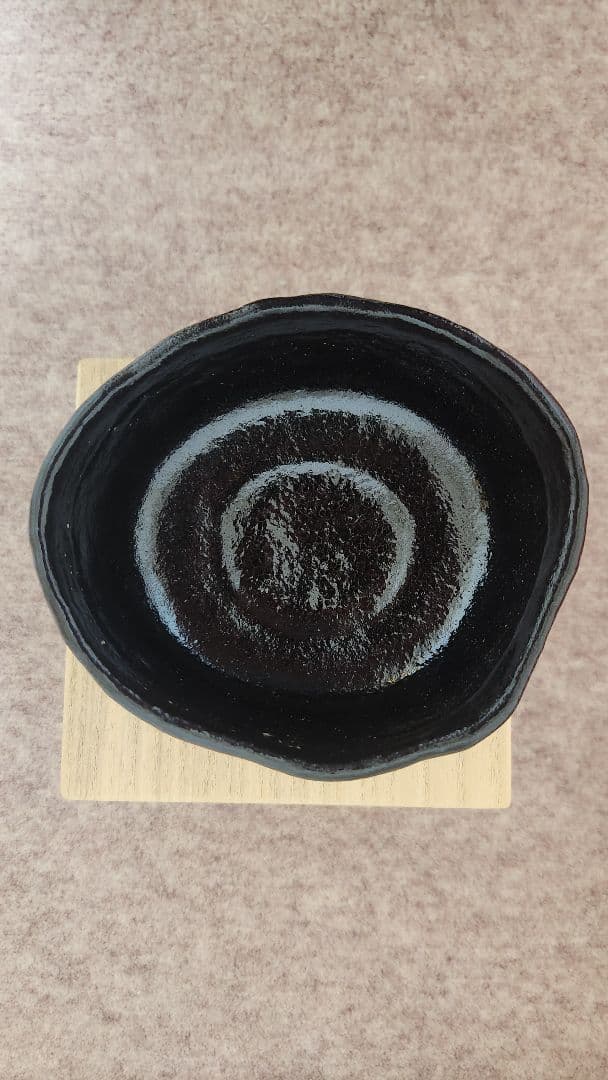伊曽嶋窯　黒織部写茶碗　谷古石香作　堀内宗完（兼中斉）書付　(共箱)