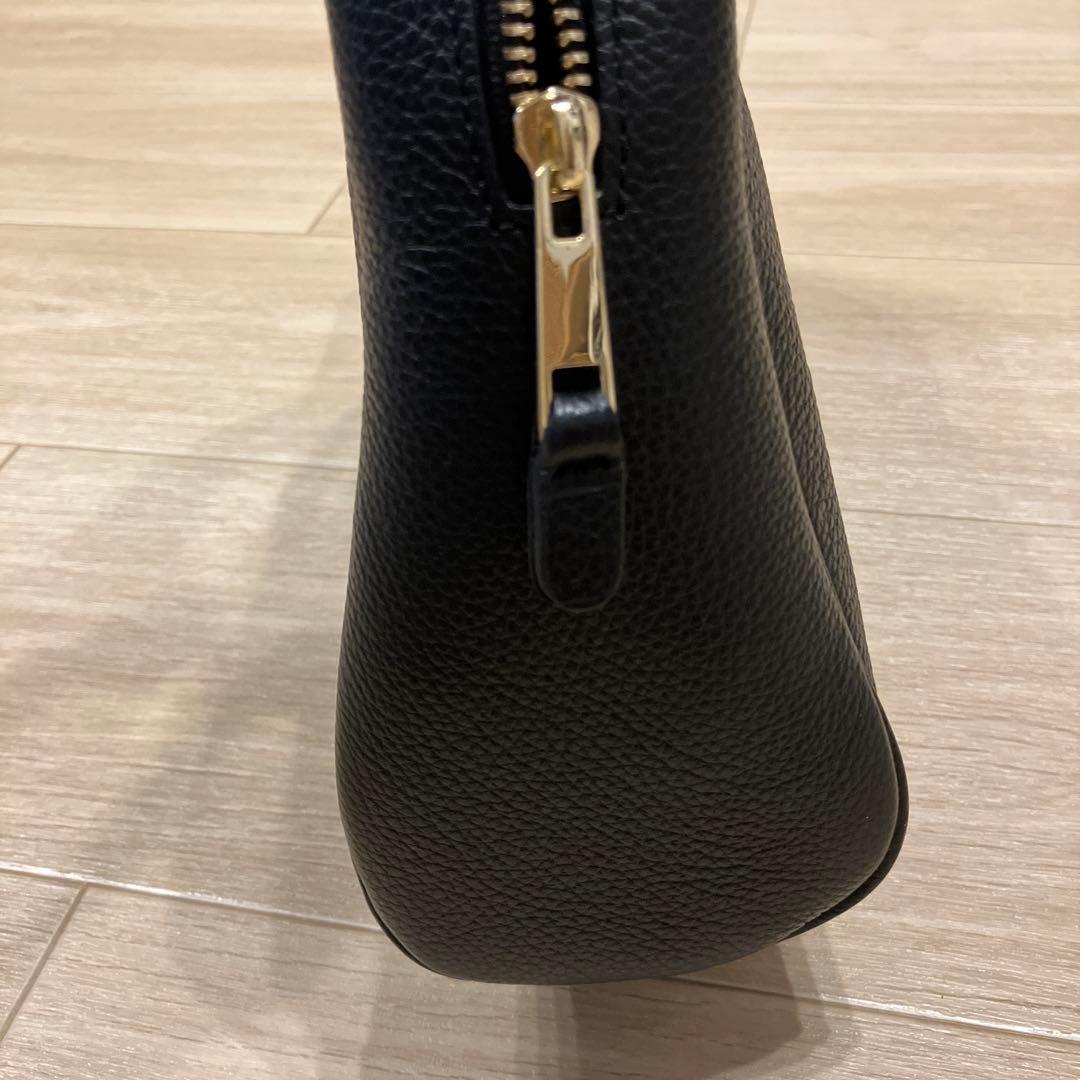 CHRISTIAN VILLA チャーム付きシュリンクレザーハンドバッグ