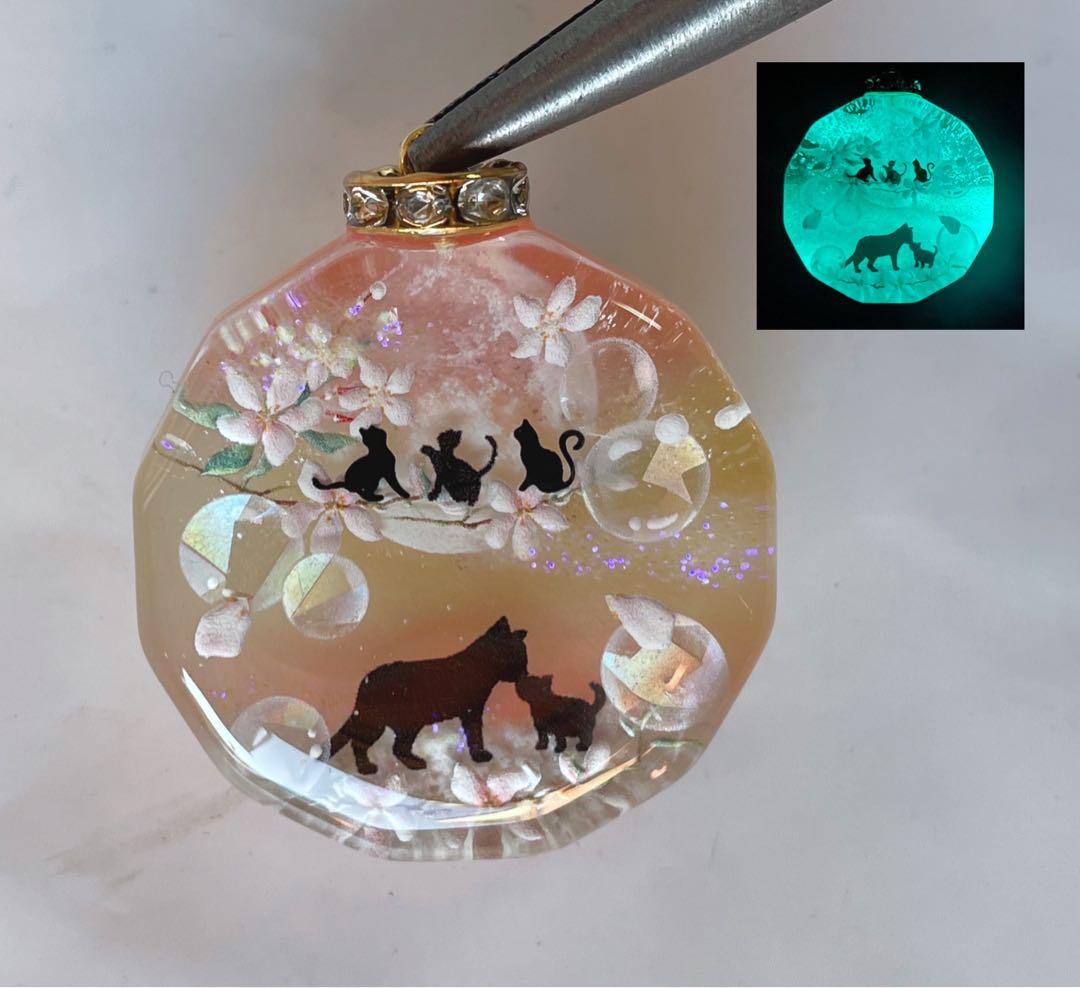 RUKURUKU/桃の花と親子猫　　蓄光　オルゴナイトキーホルダー