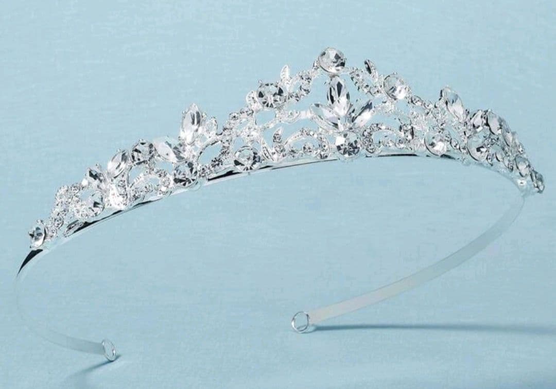 ウェディングドレス7点セット　パニエ　ティアラ　手袋　ベール　チョーカー