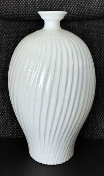 金井正　牙白磁彫文花瓶　師人間国宝清水卯一